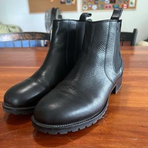 Duluth, Women’s lifetime leather Chelsea boot. Size 10.